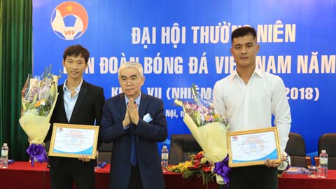 Chủ tịch VFF Lê Hùng Dũng trao chứng nhận tư cách thành viên mới cho Đại diện CLB futsal Tân Hiệp Hưng và Thái Sơn Bắc