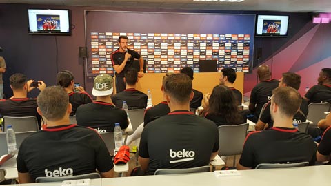 Thầy Patrick và buổi dạy về chiến thuật cho các “cầu thủ” Barca
