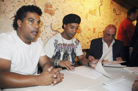 Ronaldinho và ông anh Roberto (bìa trái) ngoài đầu tư  thua lỗ còn mắc tội “phá hủy môi trường”