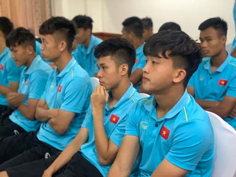 Ban huấn luyện động viên các cầu thủ U22 Việt Nam trước trận gặp Campuchia
